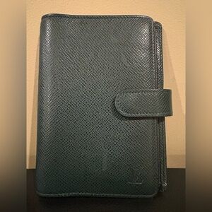 LOUIS VUITTON Taiga Leather Agenda – Dark Green (Epicea)